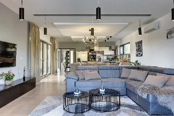 Modern Family Villa with Pool in Pula