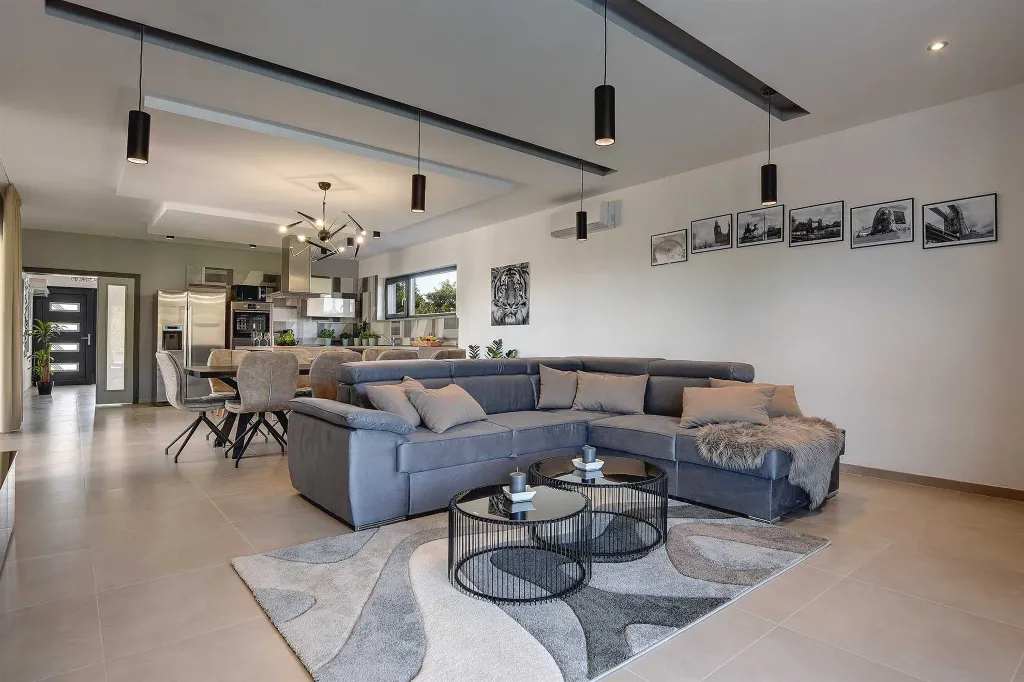Modern Family Villa with Pool in Pula