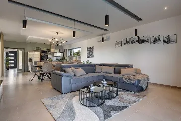 Modern Family Villa with Pool in Pula