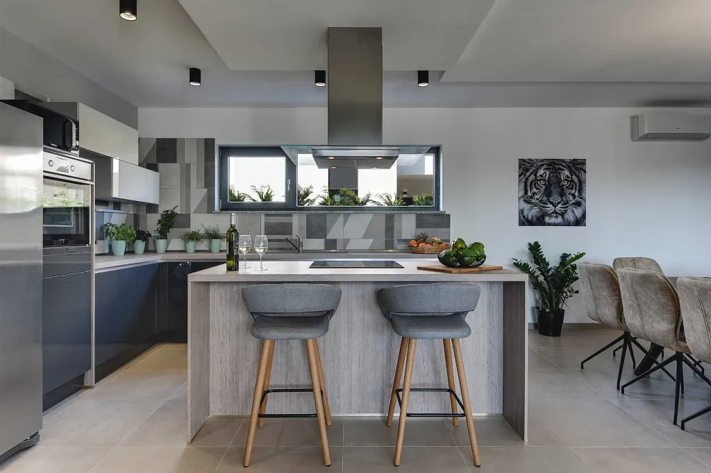 Modern Family Villa with Pool in Pula
