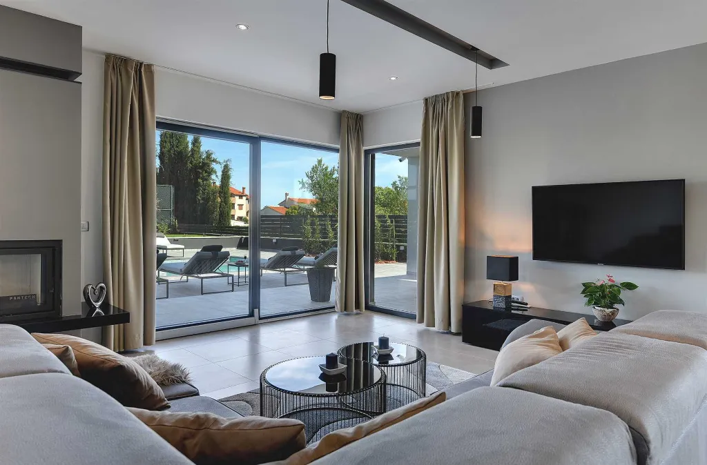 Modern Family Villa with Pool in Pula