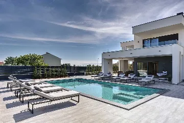 Modern Family Villa with Pool in Pula