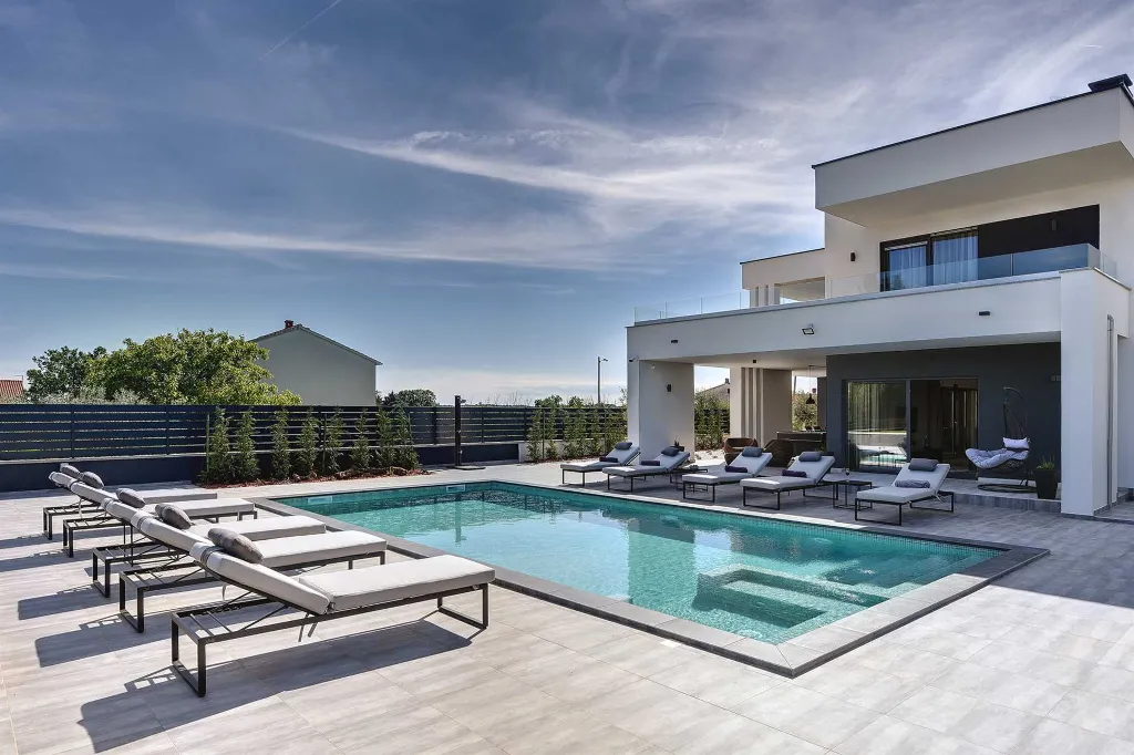 Modern Family Villa with Pool in Pula