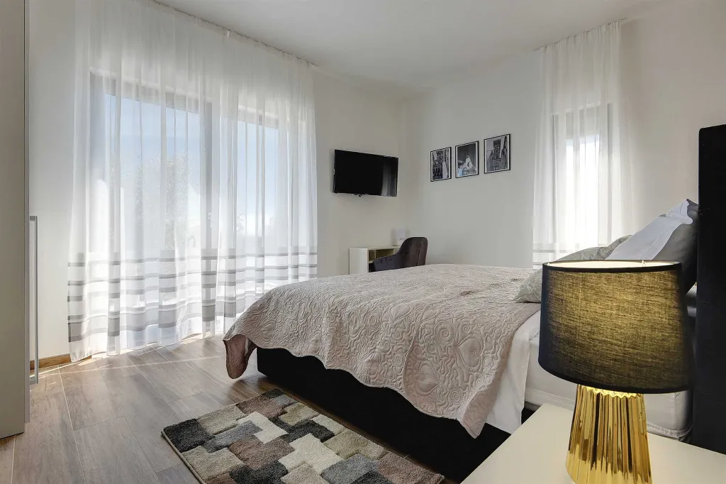 Modern Family Villa with Pool in Pula