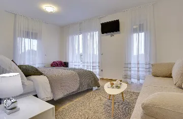 Modern Family Villa with Pool in Pula