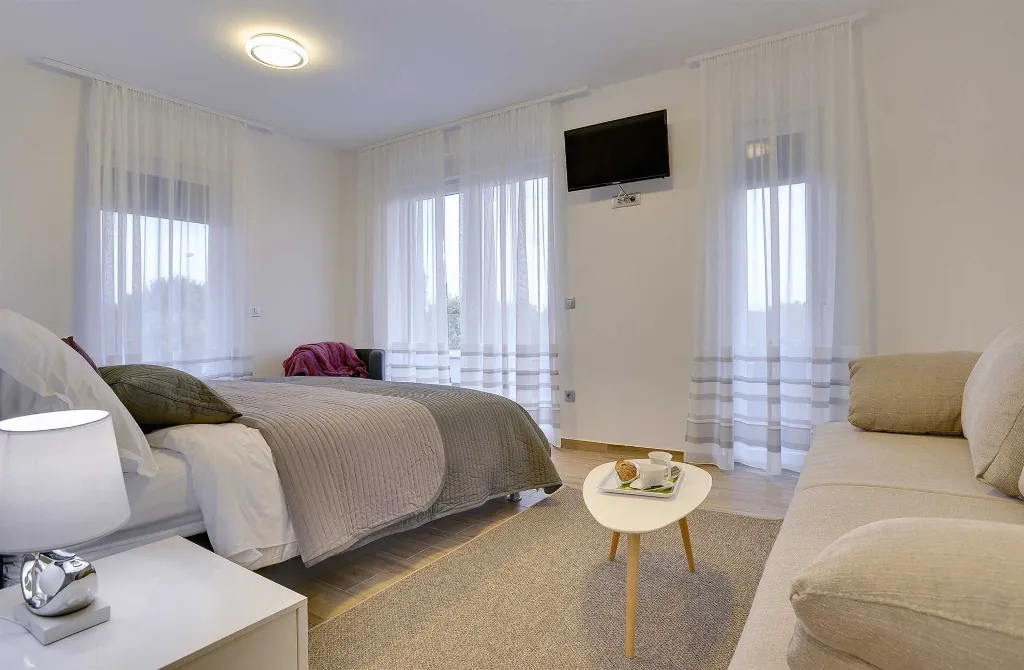 Modern Family Villa with Pool in Pula