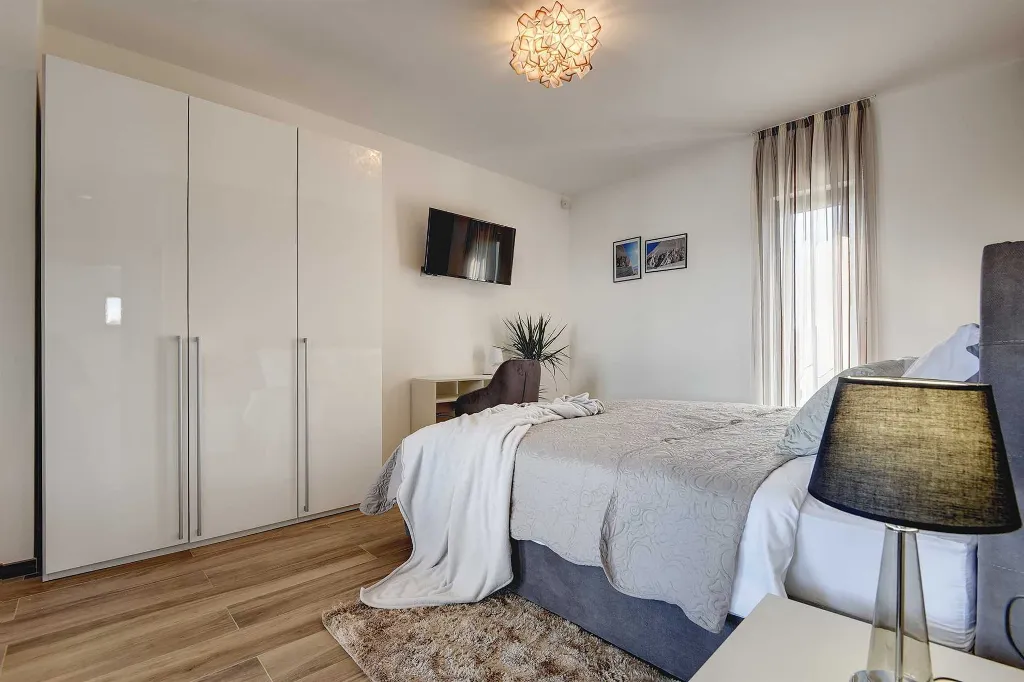 Modern Family Villa with Pool in Pula