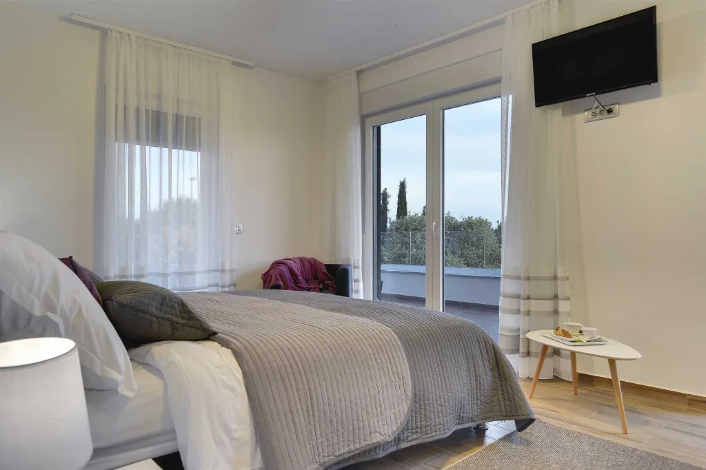 Modern Family Villa with Pool in Pula