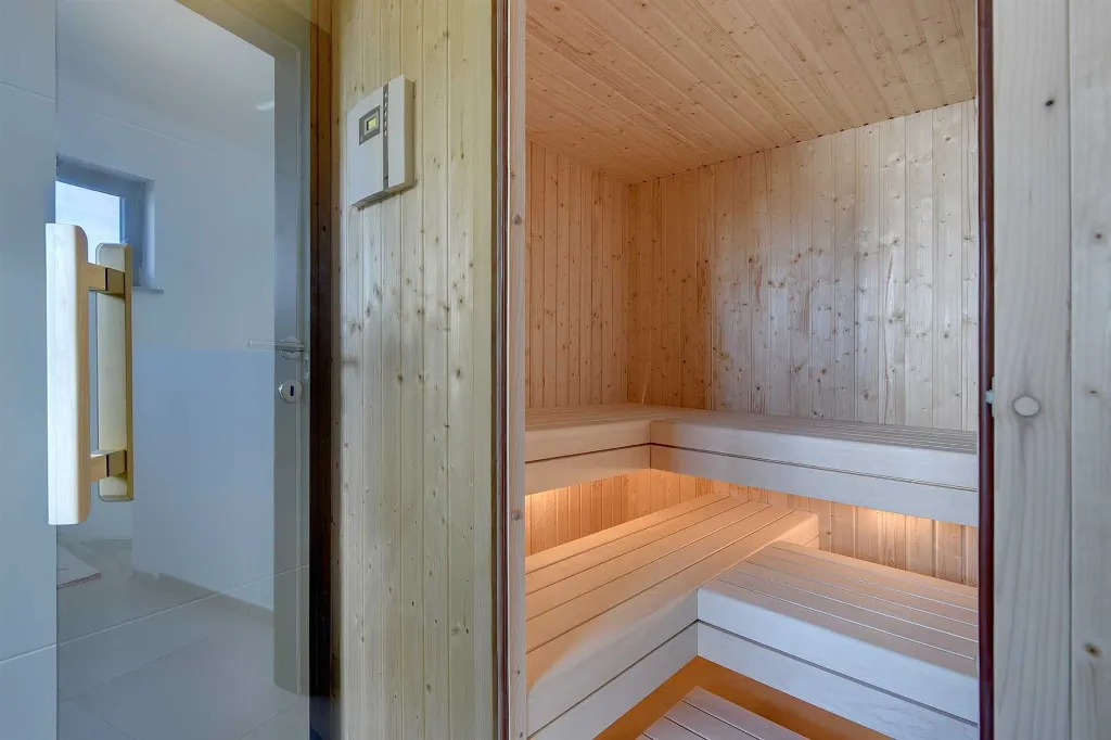 Modern Family Villa with Pool in Pula