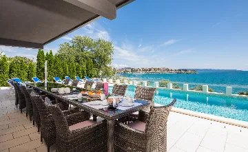 Spacious 9-Bedroom Villa with Pool in Seget Vranjica