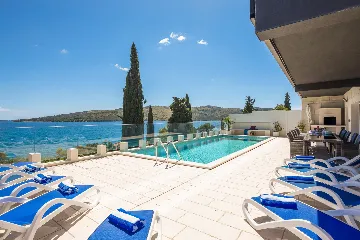 Spacious 9-Bedroom Villa with Pool in Seget Vranjica