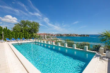 Spacious 9-Bedroom Villa with Pool in Seget Vranjica