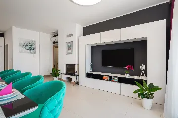 Spacious 9-Bedroom Villa with Pool in Seget Vranjica