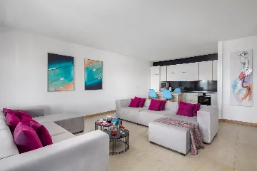 Spacious 9-Bedroom Villa with Pool in Seget Vranjica