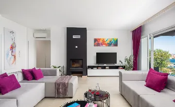 Spacious 9-Bedroom Villa with Pool in Seget Vranjica