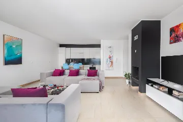 Spacious 9-Bedroom Villa with Pool in Seget Vranjica