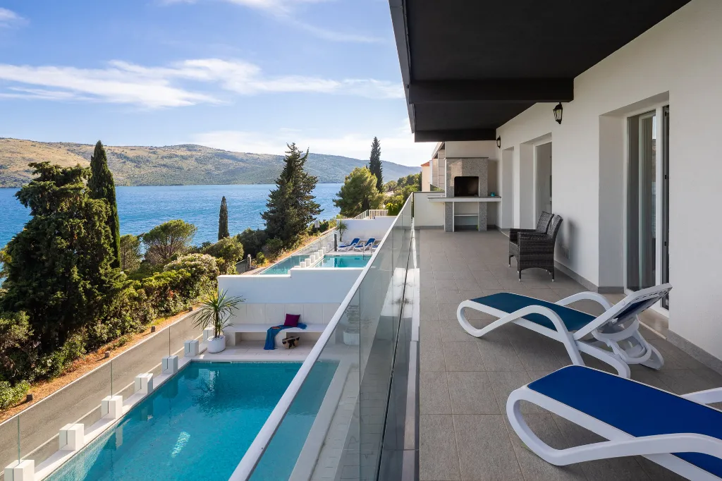 Spacious 9-Bedroom Villa with Pool in Seget Vranjica