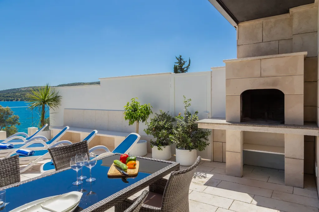 Spacious 8-Bedroom Villa with Pool in Seget Vranjica