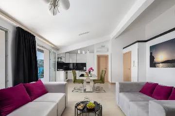 Spacious 8-Bedroom Villa with Pool in Seget Vranjica