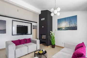 Spacious 8-Bedroom Villa with Pool in Seget Vranjica