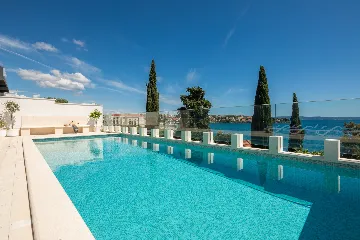 Spacious 7-Bedroom Villa with Pool in Seget Vranjica