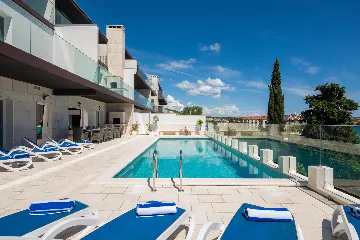 Spacious 7-Bedroom Villa with Pool in Seget Vranjica