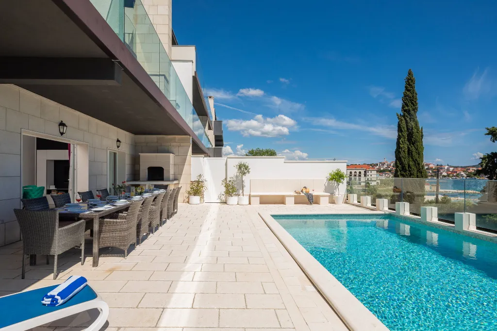 Spacious 7-Bedroom Villa with Pool in Seget Vranjica