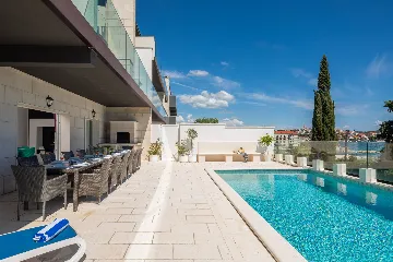 Spacious 7-Bedroom Villa with Pool in Seget Vranjica