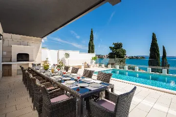 Spacious 7-Bedroom Villa with Pool in Seget Vranjica