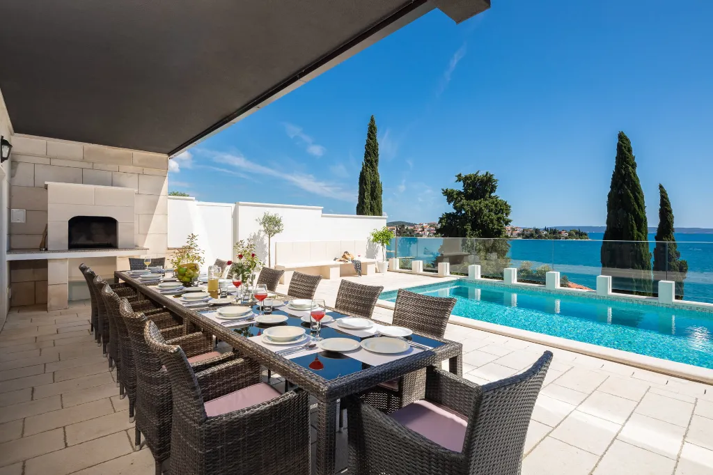 Spacious 7-Bedroom Villa with Pool in Seget Vranjica