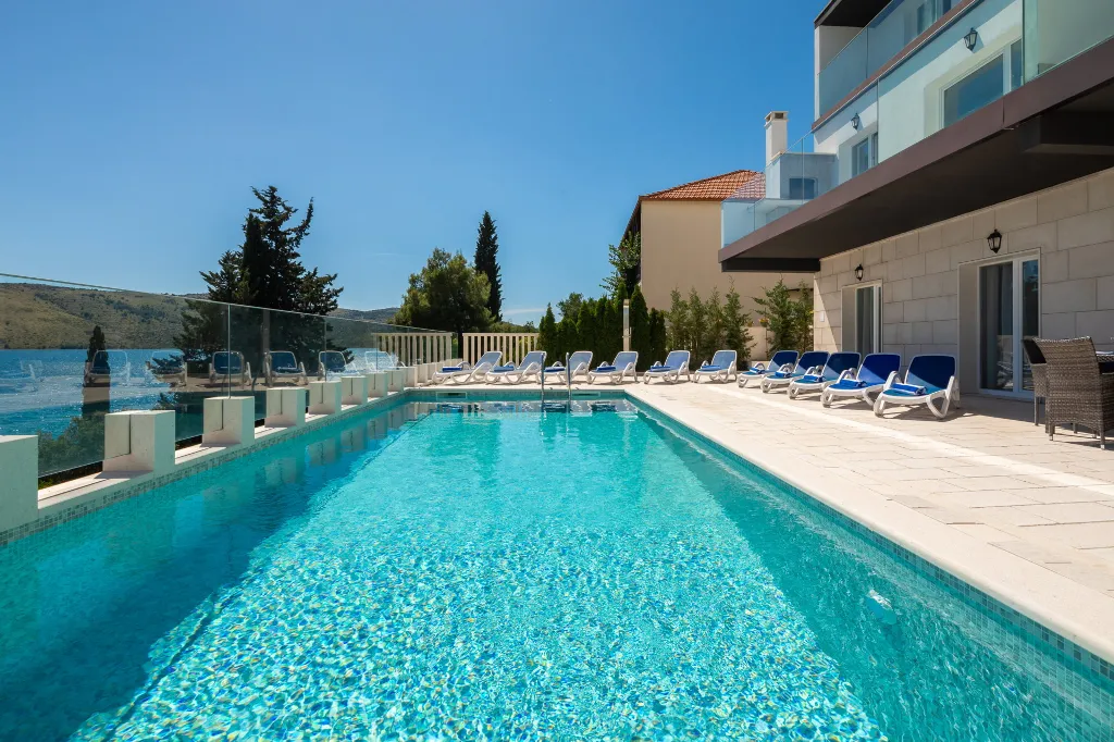 Spacious 7-Bedroom Villa with Pool in Seget Vranjica