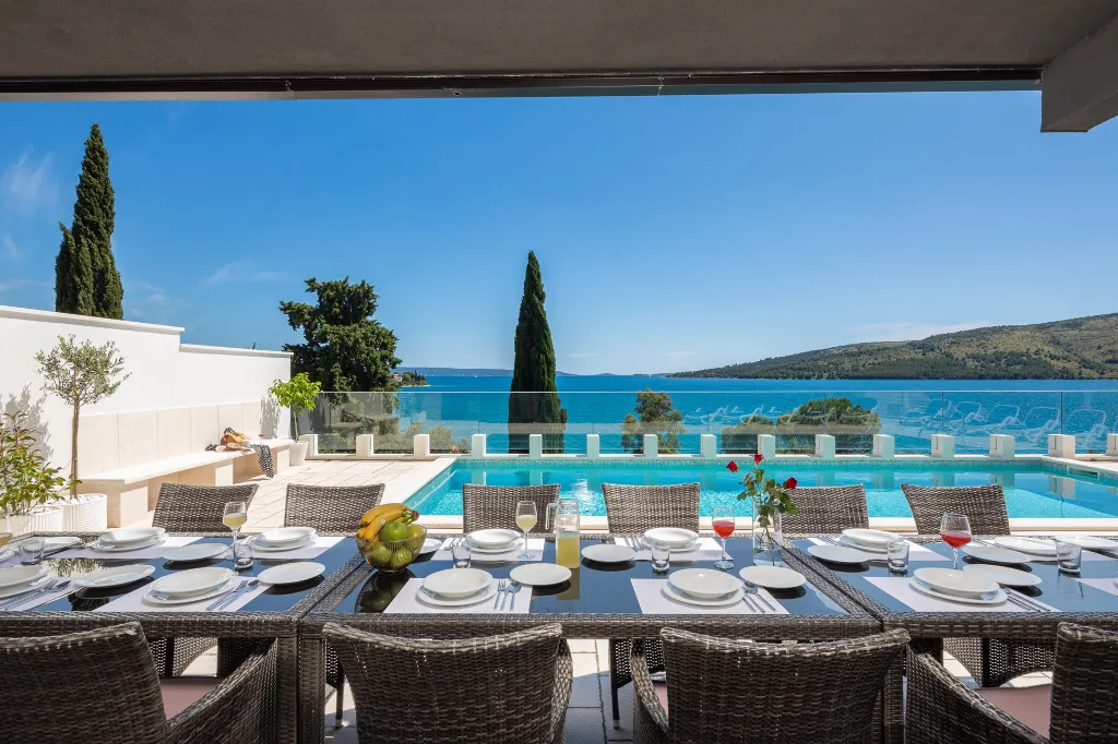 Spacious 7-Bedroom Villa with Pool in Seget Vranjica
