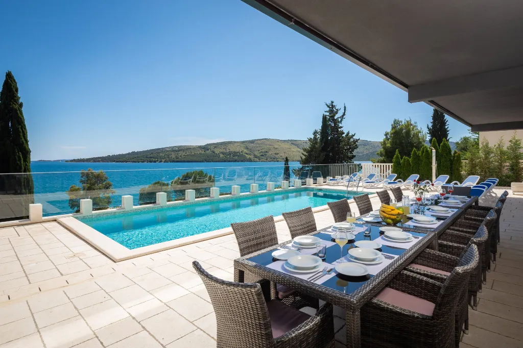 Spacious 7-Bedroom Villa with Pool in Seget Vranjica