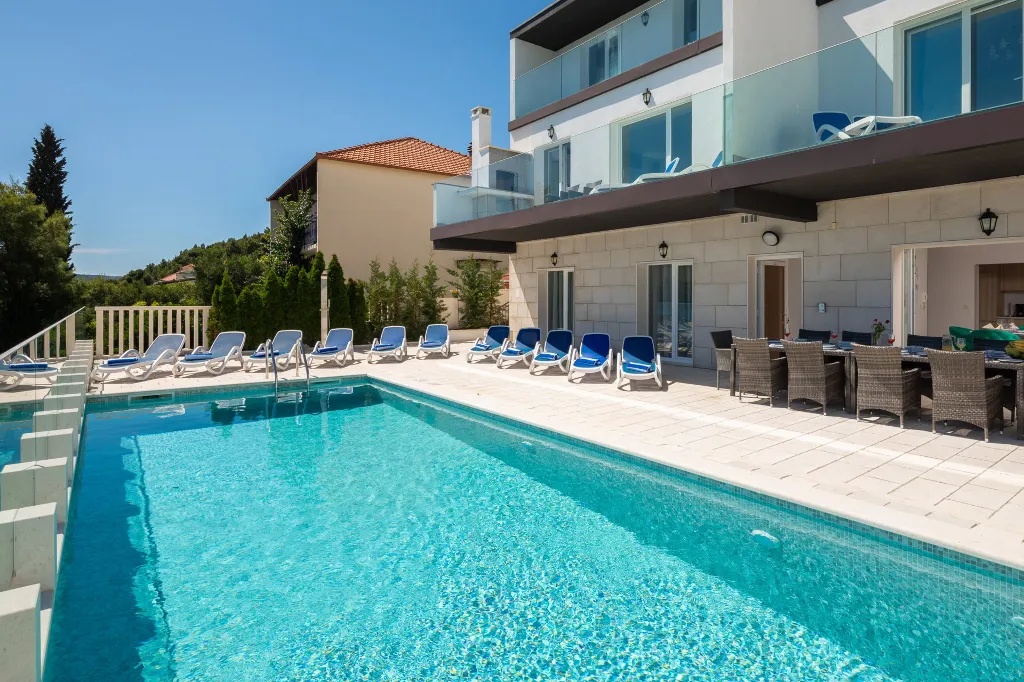 Spacious 7-Bedroom Villa with Pool in Seget Vranjica