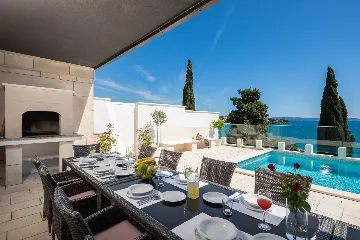 Spacious 7-Bedroom Villa with Pool in Seget Vranjica