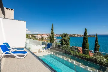 Spacious 7-Bedroom Villa with Pool in Seget Vranjica