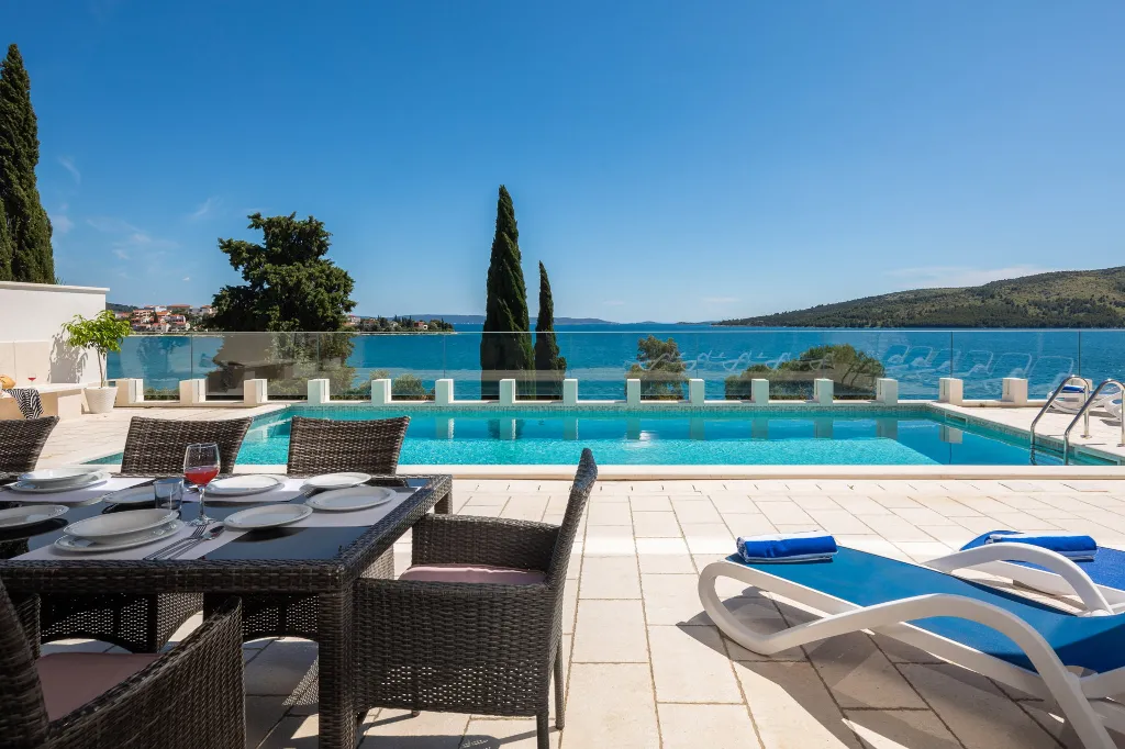 Spacious 7-Bedroom Villa with Pool in Seget Vranjica