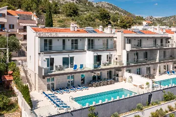 Spacious 7-Bedroom Villa with Pool in Seget Vranjica