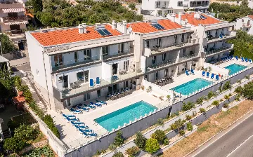 Spacious 7-Bedroom Villa with Pool in Seget Vranjica