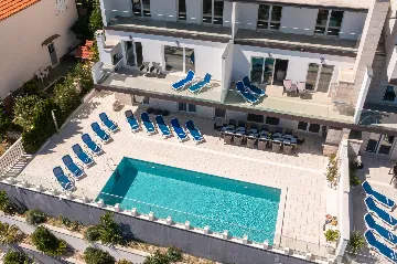 Spacious 7-Bedroom Villa with Pool in Seget Vranjica