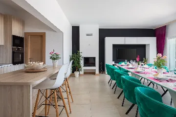 Spacious 7-Bedroom Villa with Pool in Seget Vranjica