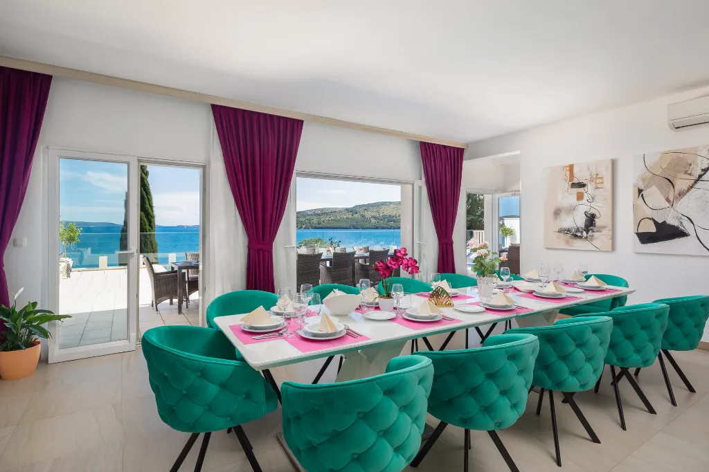Spacious 7-Bedroom Villa with Pool in Seget Vranjica