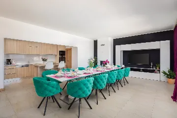 Spacious 7-Bedroom Villa with Pool in Seget Vranjica