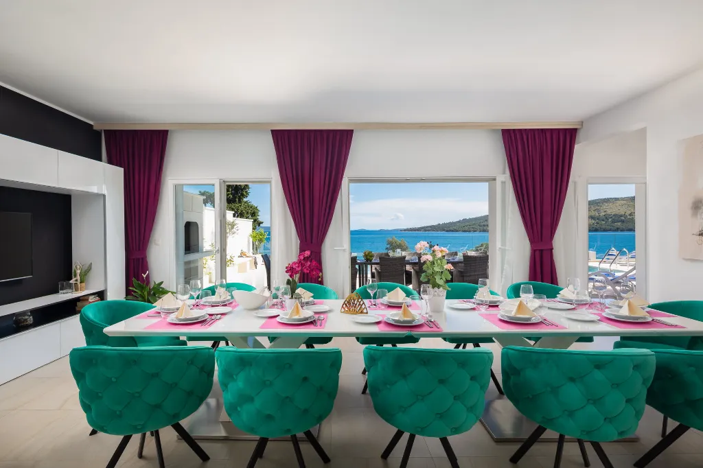 Spacious 7-Bedroom Villa with Pool in Seget Vranjica