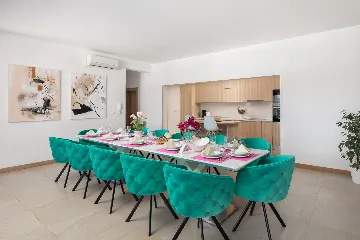 Spacious 7-Bedroom Villa with Pool in Seget Vranjica