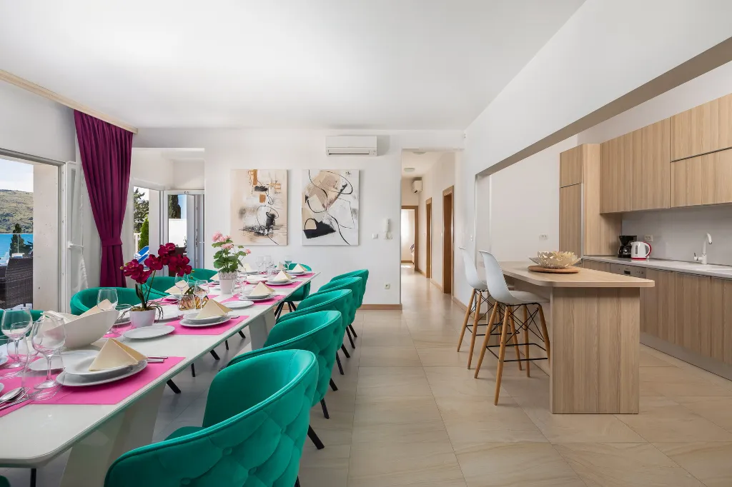 Spacious 7-Bedroom Villa with Pool in Seget Vranjica