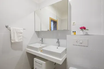 Spacious 7-Bedroom Villa with Pool in Seget Vranjica