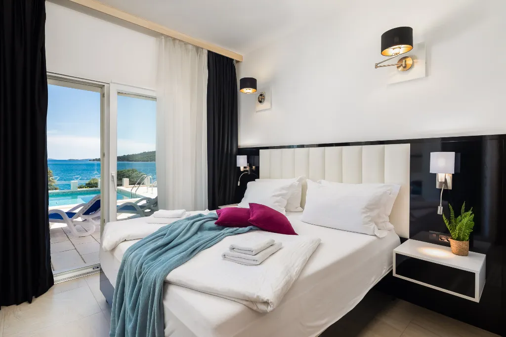 Spacious 7-Bedroom Villa with Pool in Seget Vranjica