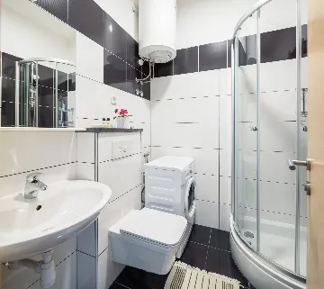 Spacious 7-Bedroom Villa with Pool in Seget Vranjica