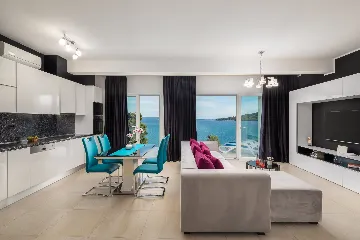 Spacious 7-Bedroom Villa with Pool in Seget Vranjica